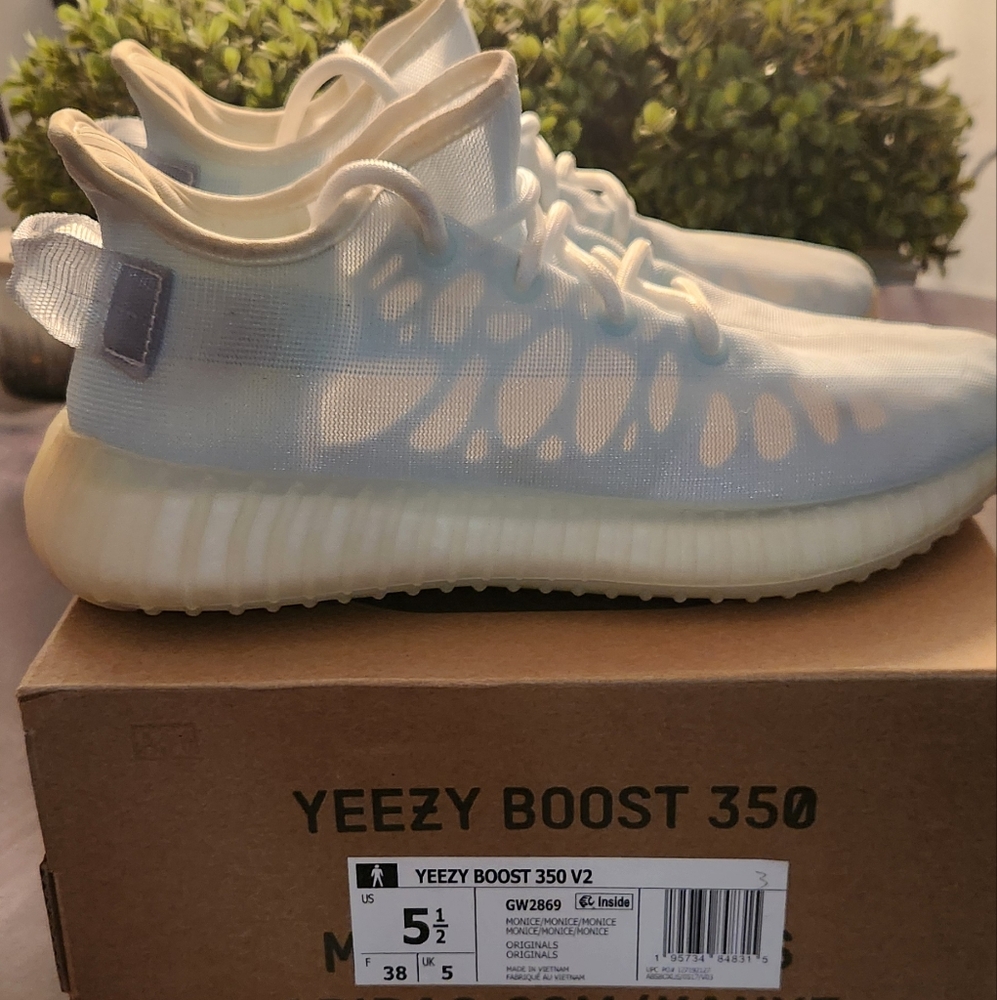 Yeezy Boost 350 V2 Ice Blue Sneakers